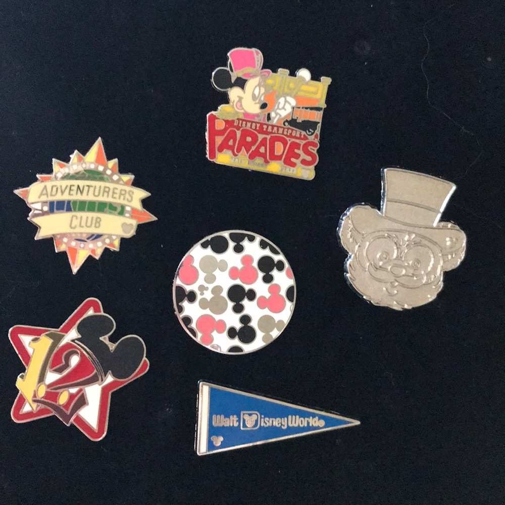 DISNEY PINS $4 EACH OR 7 FOR $20